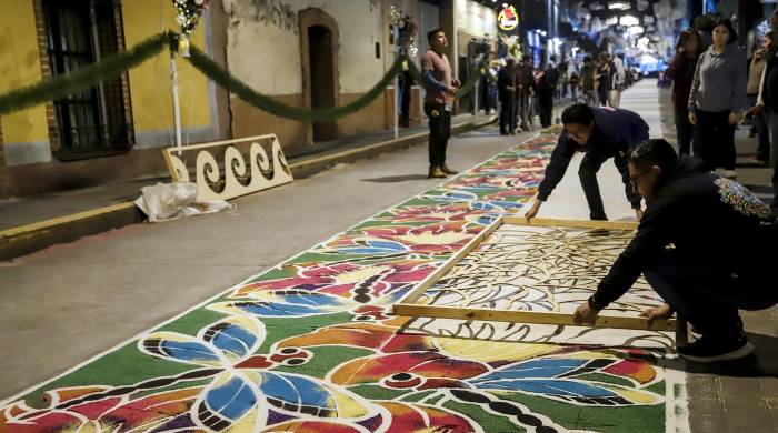 En cada alfombra se utilizan hasta 10 colores para elaborar figuras de flores, colibríes y bordados.