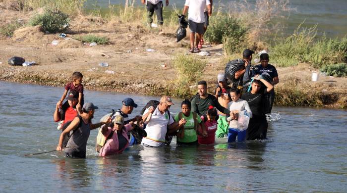 Migrantes cruzan el río Grande, en Eagle Pass, Texas (EE.UU.), en una fotografía de archivo.