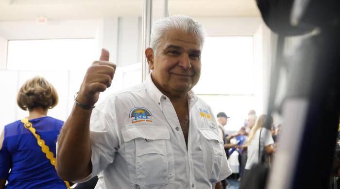 Mulino saluda luego de votar este domingo, en el Centro de Convenciones Atlapa.