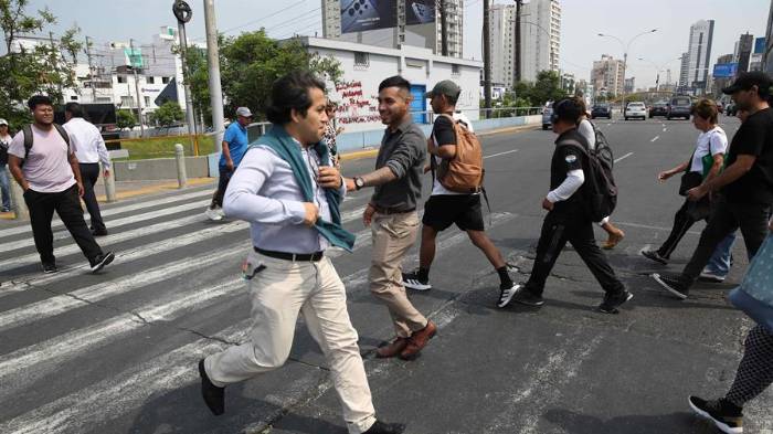 Personas caminan por una calle este lunes en Lima (Perú). EFE/ Paolo Aguilar