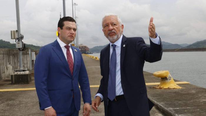 El embajador de Estados Unidos en Panamá, Kevin Marino Cabrera, junto con el administrador del Canal de Panamá, Ricauter Vásquez, observando el funcionamiento de las esclusas neopanamax.