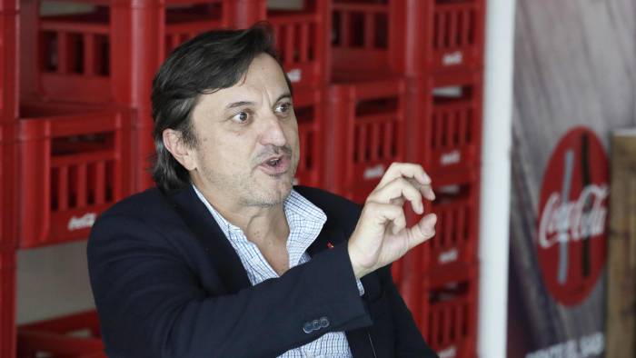Fotografía del vicepresidente de Asuntos Públicos, Comunicaciones y Sostenibilidad para la Zona Centro de Coca-Cola Latinoamérica, Daniel Suárez, hablando durante una entrevista con EFE en Bogotá.