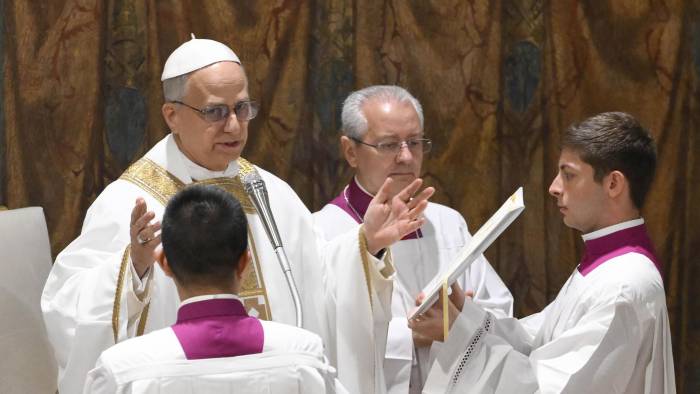 El papa León XIV oficia este viernes, su primera misa en la Capilla Sixtina ante los 133 cardenales que este jueves le eligieron en la cuarta votación en el cónclave.