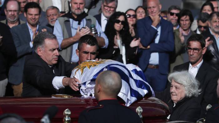El presidente de Uruguay, Yamandú Orsi (i), extiende una bandera sobre el ataúd del exmandatario uruguayo José Pepe Mujica, junto a Lucía Topolansky (d) este miércoles, en Montevideo (Uruguay).