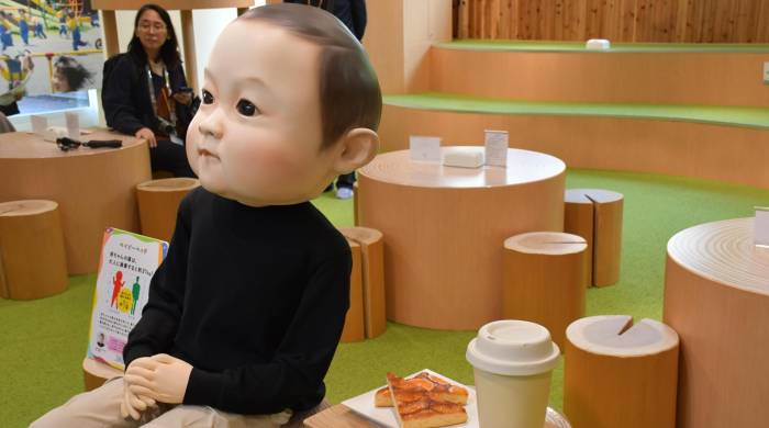 En Japón, donde cada vez menos personas se deciden a tener hijos, un café tokiota permite a sus usuarios experimentar lo que supone ser bebé por un día, con le objetivo de fomentar la empatía con los niños y entender las dificultades a las que se enfrentan a diario.