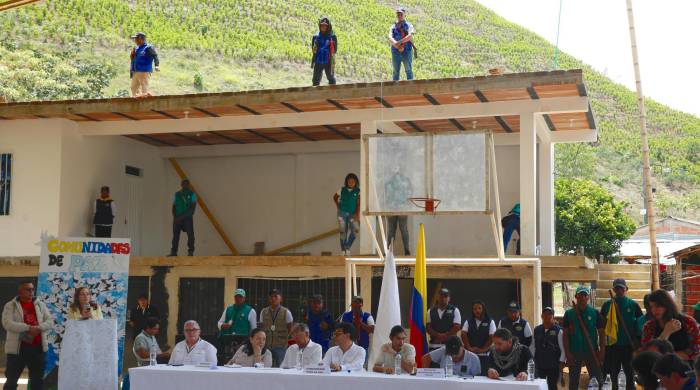 Fotografía de una mesa de diálogos entre el Gobierno colombiano y las disidencias de las FARC, en Suárez (Colombia), en una fotografía de archivo.