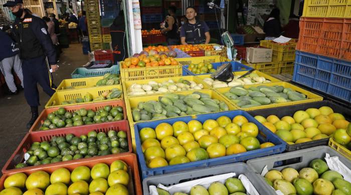 Comerciantes trabajan en la venta y distribución de alimentos en la plaza de mercado Corabastos, en Bogotá (Colombia), en una fotografía de archivo.