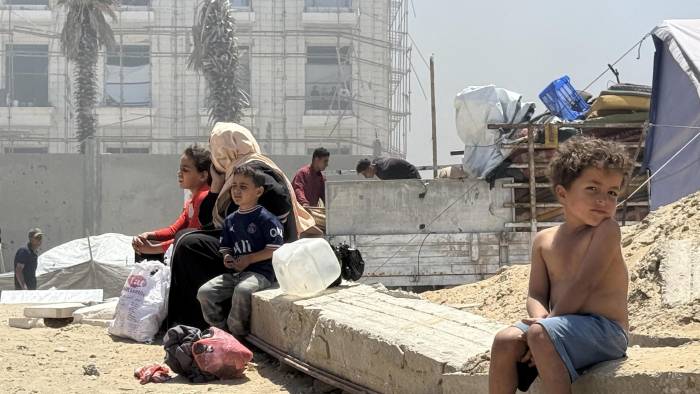 Miles de personas desplazadas por los ataques israelíes han encontrado refugio en el puerto en la Ciudad de Gaza, este martes. Al menos 53 palestinos, entre ellos mujeres y niños, han muerto desde la medianoche de este martes en nuevos ataques del Ejército contra el norte y el centro de la devastada Franja de Gaza, confirmaron fuentes médicas.