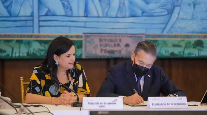 La coordinadora técnica del Gabinete Social, la ministra de Desarrollo Social, María Inés Castillo junto al presidente Laurentino Cortizo Cohen.