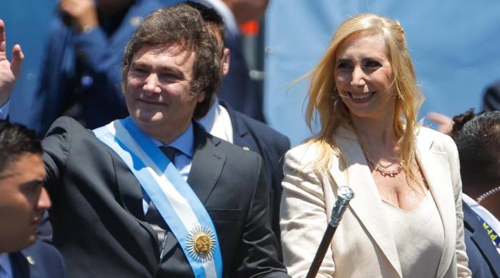 El presidente de Argentina Javier Milei realiza un recorrido hasta la Casa Rosada acompañado de su hermana Karina Milei, en una fotografía de archivo.
