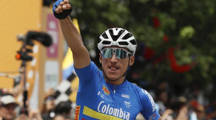 El corredor colombiano Jhonatan Restrepo de la Selección Colombia celebra al ganar la sexta etapa de la carrera ciclística Tour Colombia 2024 hoy, en Bogotá (Colombia).
