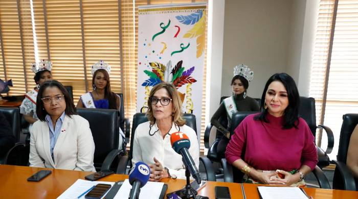 La administradora de la ATP, Denise Guillén, (c) y la presidenta de la junta del Carnaval, Nadkyi Duque (der.).