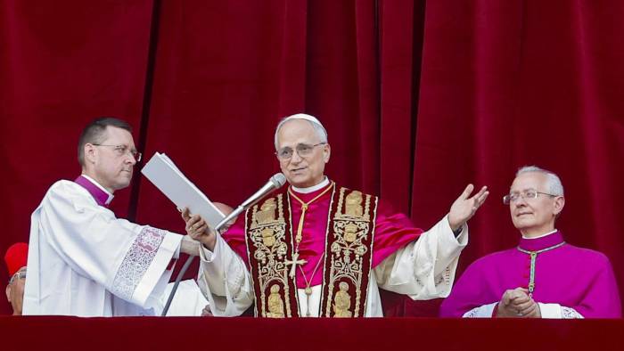 El recién elegido Papa León XIV, el cardenal estadounidense Robert Francis Prevost, saluda a los fieles desde la Basílica de San Pedro, Ciudad del Vaticano (Vaticano).