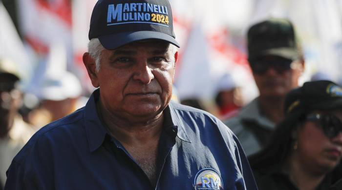 El candidato presidencial José Raúl Mulino del partido Realizando Metas participa en una caminata este martes 16 de abril en la ciudad de Panamá.