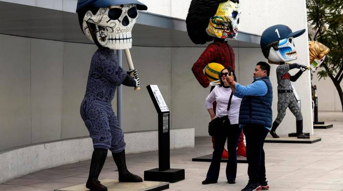 Visitantes observan algunas de las piezas que hacen parte de la exposición ‘Almas Creativas’, del artista César Menchaca, el 7 de enero de 2024, en Puebla (México).