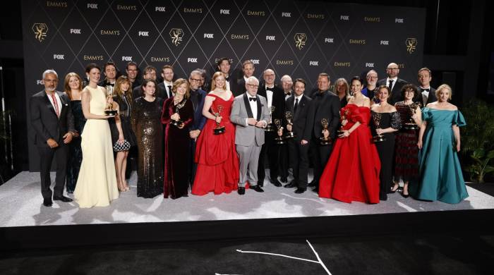 Elenco y equipo de ‘Succession’, ganadora del premio a Mejor Serie Dramática, posan en la sala de prensa durante la 75ª ceremonia anual de premios Primetime Emmy celebrada en el Peacock Theatre de Los Ángeles, California, EE.UU.