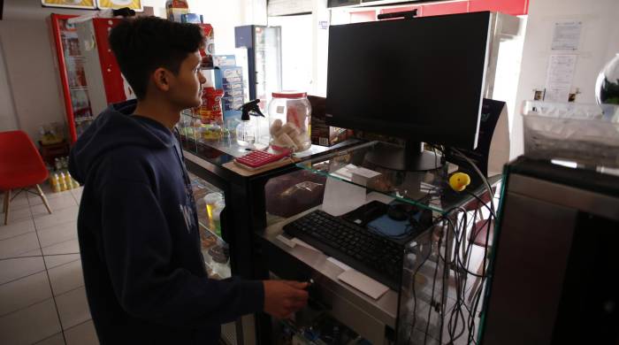 Un joven trabaja en una tienda donde no hay energía en Quito (Ecuador). Foto de archivo. EFE/ Santiago Fernández