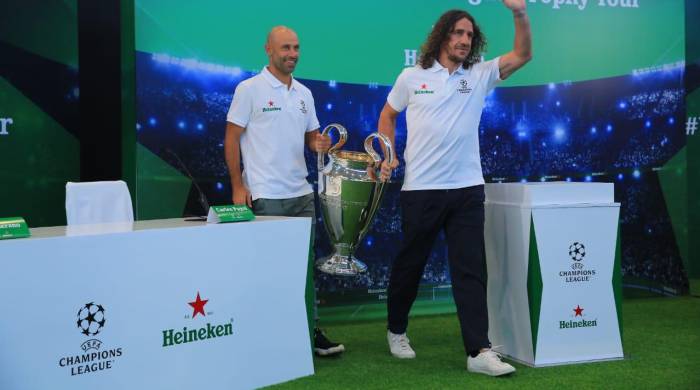 Javier Mascherano (izq.) y Carles Puyol (der.) con el trofeo de la UEFA Champions League.
