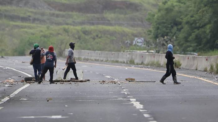 Ngäbe-Buglé se enfrentaron con la Policía Nacional en rechazo a la ley de Caja del Seguro Social este 12 de mayo en la zona de Ojo de Agua.