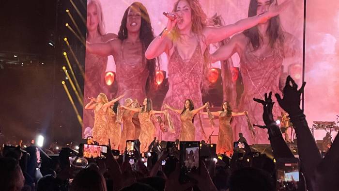 La cantante colombiana Shakira canta durante un concierto de su gira 'Las mujeres ya no lloran world tour’.
