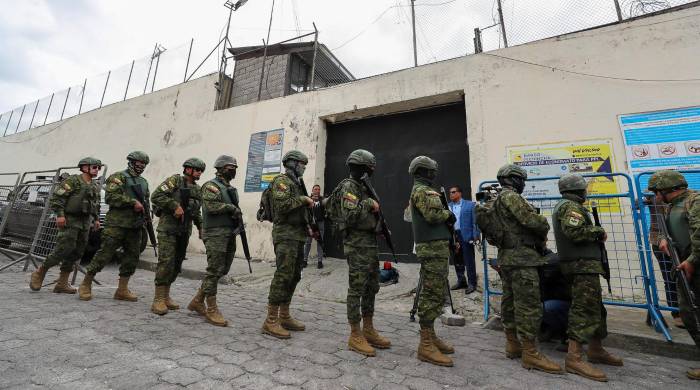 Soldados ecuatorianos se aprestan a ingresar a la cárcel del Inca tras un amotinamiento de presos, en Quito (Ecuador).