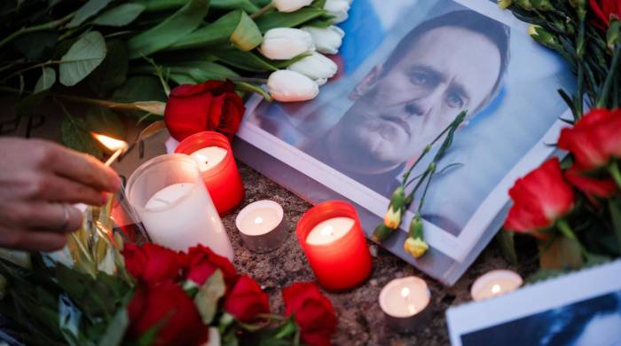 Un punto de homenaje a Alexei Navalni en Berlín. EFE/EPA/CLEMENS BILAN