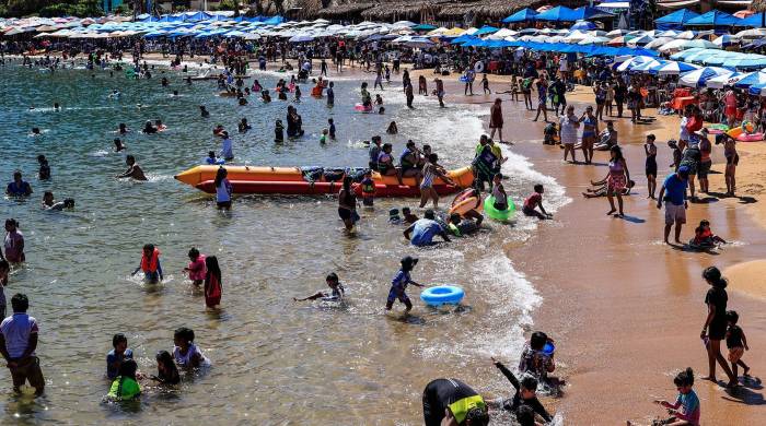 Turistas disfrutan en una playa, el 29 de marzo de 2024 en el balneario de Acapulco, México
