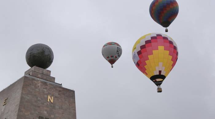 Fotografía de globos aerostáticos en la inauguración del Segundo Festival Internacional del Globo en Sudamérica hoy, en la Ciudad Mitad del Mundo (Ecuador).