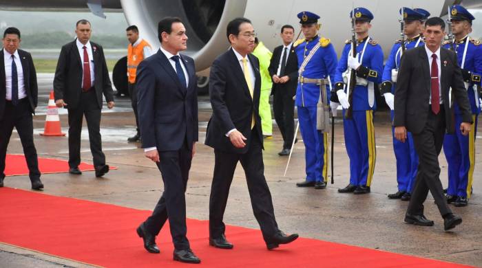 Fotografía cedida por el Ministerio de Relaciones Exteriores de Paraguay, en la que se observa la llegada del primer ministro de Japón, Fumio Kishida (der.).