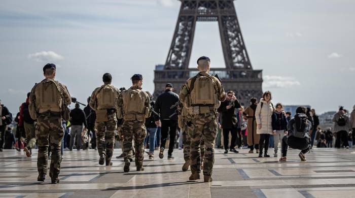 Soldados franceses patrullan cerca de la Torre Eiffel como parte del plan de seguridad nacional 'Vigipirate', en París, Francia, 25 de marzo de 2024.