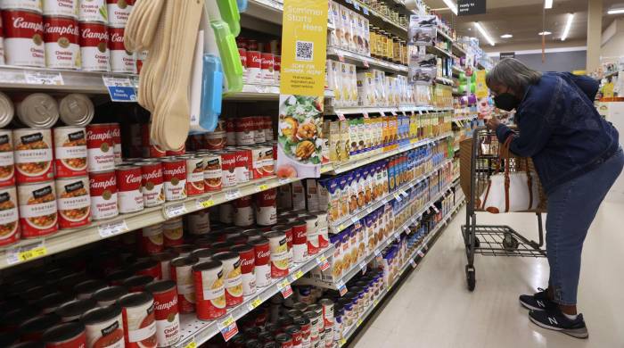Un cliente compra alimentos en un supermercado en Washington, Estados Unidos.