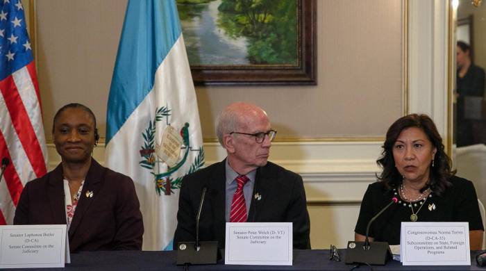 La representante demócrata Norma Torres (d), acompañada de los senadores Laphonza Butler (i) y Peter Welch (c), hablan durante una rueda de prensa, hoy en Ciudad de Guatemala (Guatemala).