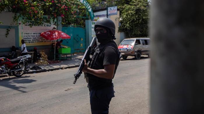 Policías patrullan las calles de Puerto Príncipe (Haití).
