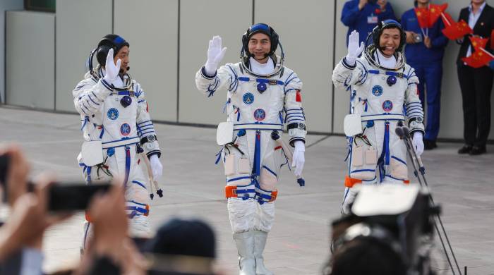 La misión, que tiene una duración prevista de seis meses, está comandada por el veterano astronauta Ye Guangfu.