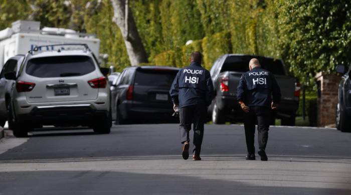 Investigadores federales caminan por una carretera cerrada fuera de una casa propiedad del rapero y productor discográfico Sean 'Diddy' Combs en los Ángeles, California, Estados Unidos, este 25 de marzo de 2024.