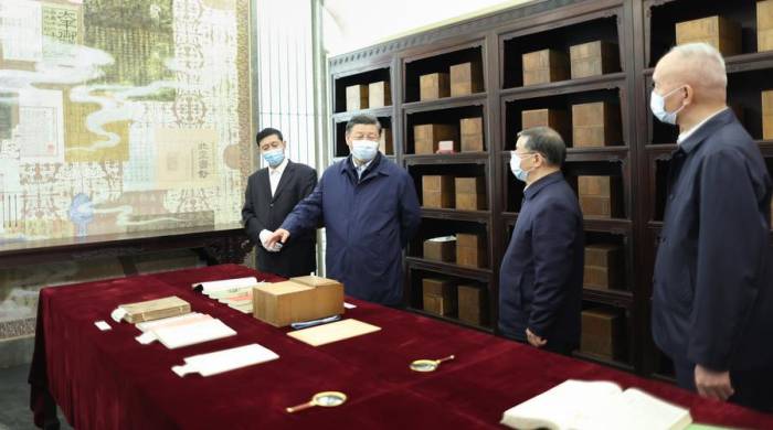 Xi Jinping visita un pabellón de exhibición de Archivos Nacionales de Publicaciones y Cultura de China, y se informa sobre la preservación de las publicaciones clásicas en su colección en Beijing, capital de China, el 1 de junio de 2023.