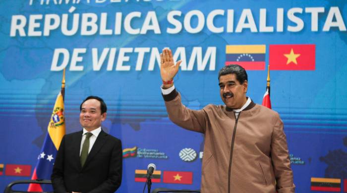 Fotografía cedida por el Palacio de Miraflores donde se observa al presidente venezolano Nicolás Maduro (d) saludando junto al vice primer ministro de Vietnam Tran Luu Quang este jueves, en Caracas, Venezuela.