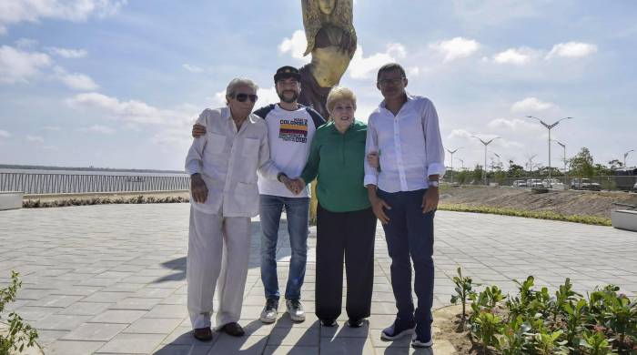 William Mebarak (i), padre de Shakira, el alcalde de Barranquilla Jaime Pumarejo (i-2), Nidia Ripoll (2-d) madre de Shakira y el artista plástico Yino Márquez (d) posan junto a la estatua de Shakira en el Gran Malecón, en Barranquilla (Colombia).
