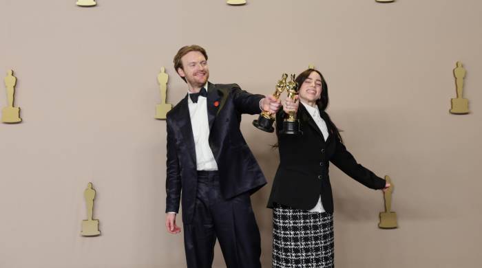 Billie Eilish y su hermano Finneas O’Connell ganaron el segundo Oscar consecutivo en la categoría de Mejor canción original. Esto los convirtió en uno de los pocos afortunados de la noche en batir un récord.