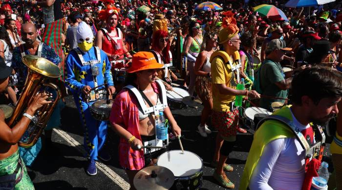 Integrantes de una comparsa en las calles de Rio de Janeiro.
