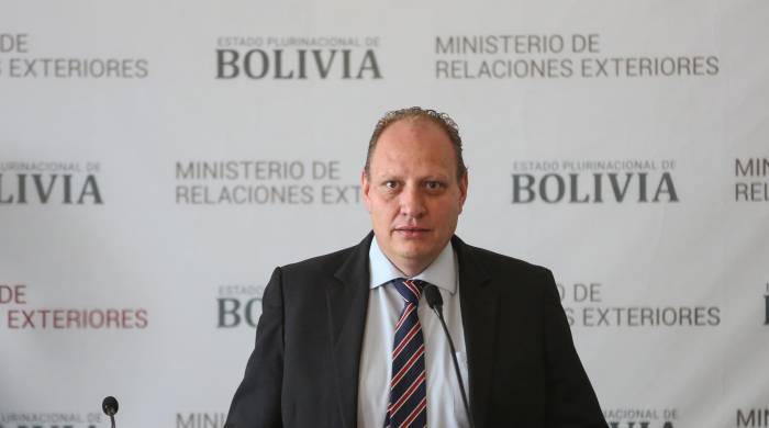El viceministro boliviano de Comercio Exterior, Benjamín Blanco habla durante una conferencia de prensa en la cancillería bolivia, en La Paz (Bolivia).