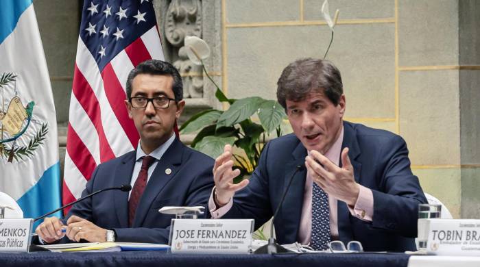 El ministro de Finanzas de Guatemala, Jonathan Menkos (i), y el subsecretario de Estado para el Crecimiento Económico, Energía y Medio Ambiente de Estados Unidos, José W. Fernández.