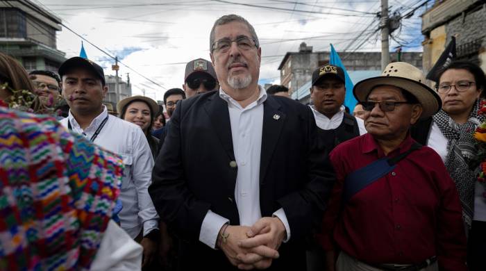 Fotografía de archivo fechada el 07 de diciembre de 2023 del presidente electo de Guatemala, Bernardo Arévalo de León (c), mientras participa en una marcha acompañado de simpatizantes y dirigentes políticos e indígenas, en Ciudad de Guatemala.