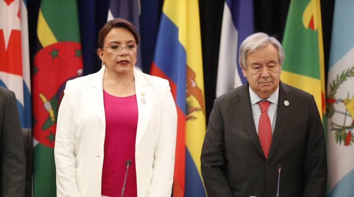 La presidenta de Honduras, Xiomara González (i), y el secretario general de las Naciones Unidas (ONU), Antonio Guterres, participan en el inicio de la VIII cumbre de la Comunidad de Estados Latinoamericanos y Caribeños (Celac) este viernes, en Kingstown (S. Vicente y Granadinas).