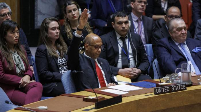 El representante alterno de Estados Unidos, Robert A. Wood, levanta la mano para indicar su voto en contra de la membresía de Palestina.