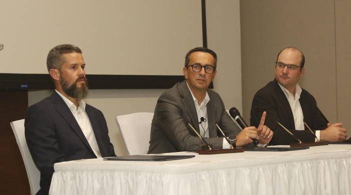Hunter Tedman, presidente de Scap; Yannis Apostolopoulos, director ejecutivo de SCA; Adolfo Fábrega, presidente de Cciap durante la fima del memorandum de entendimiento.