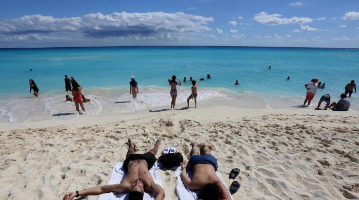 Fotografía de archivo que muestra a los turistas mientras descansan en una playa, del balneario de Cancún, en Quintana Roo, México.