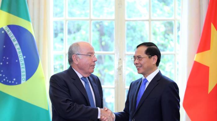 El ministro de Exteriores vietnamita, Bui Thanh Son (derecha), y su homólogo brasileño, Mauro Vieira (izquierda), se saludan este miércoles en al sede del Gobierno en Hanói.