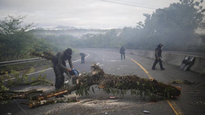 Integrantes de la Unidad de Control de Multitudes de Panamá y manifestantes se enfrentan durante una protesta este miércoles, en Viguí, en Veraguas.