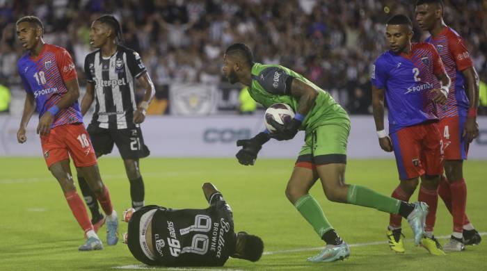 Jaime de Gracia portero de Amador atrapa un balón este sábado, en la final del torneo Apertura 2024 de la Liga Panameña de Fútbol (LPF) entre Tauro FC y CD Plaza Amador, en el estadio Rommel Fernández.